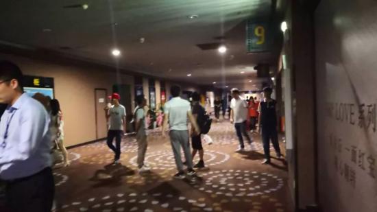 突发!鄞州万达下午突然停电 西餐店小姐姐急了