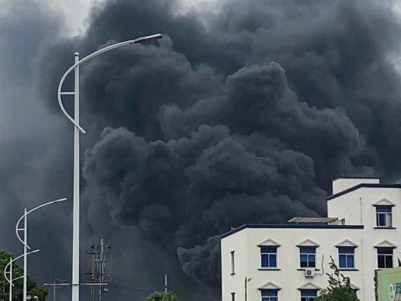 北仑白峰一个化工厂油起火了,两人失联