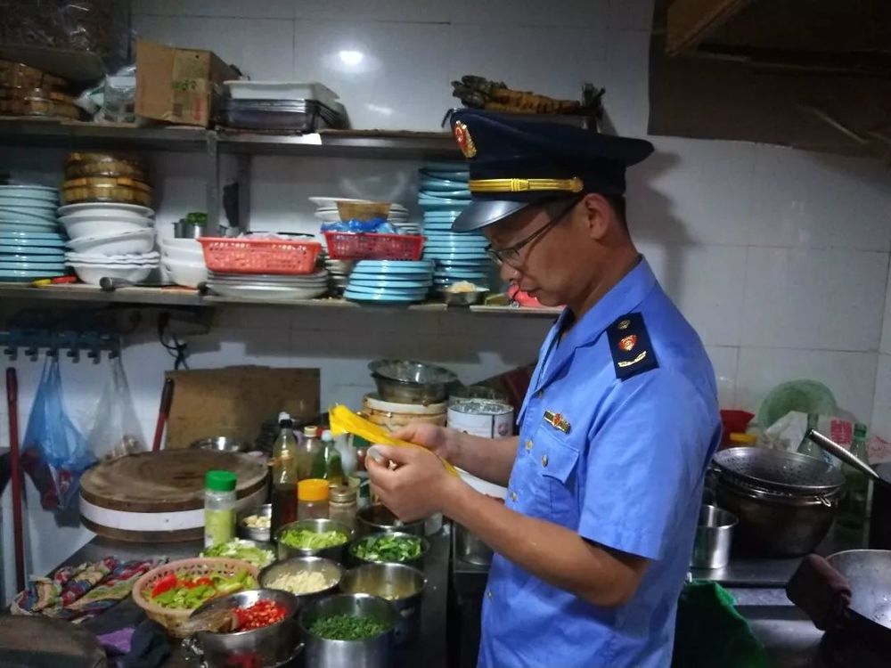 “蓝剑”在行动,宁大步行街一批网络供餐单位因违规被查处