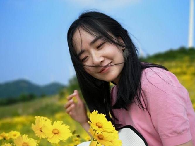整个风车公路是连绵的黄色花海!姑娘,遇见最美的你!