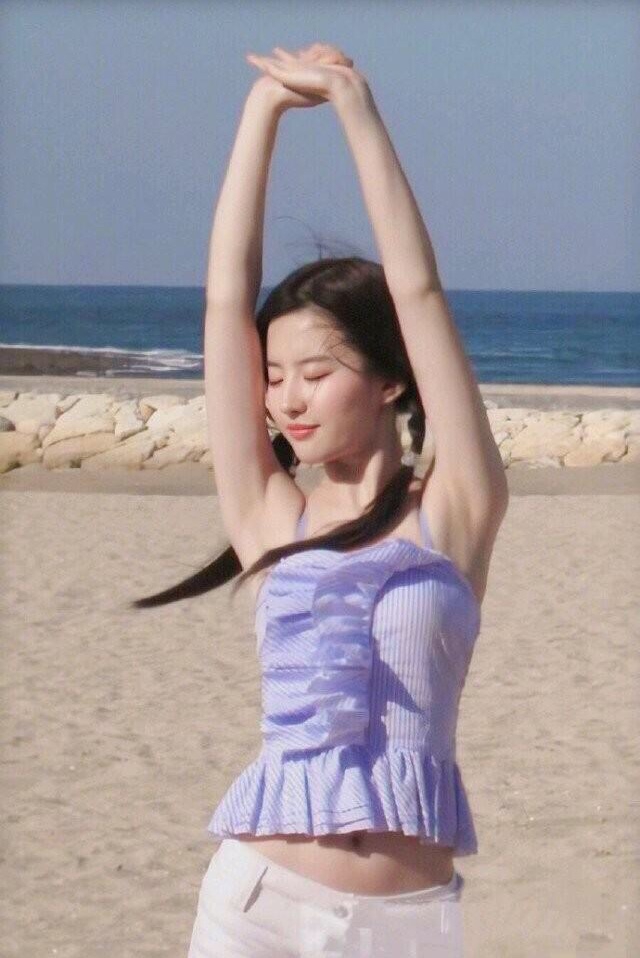 刘亦菲旧写真被翻出 穿清凉吊带漫步海滩