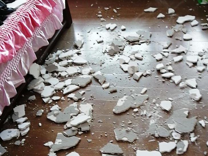 下班回家,天花板塌了!房子8年前装修的。