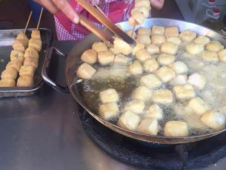 宁波哪里还有那种一串一串的臭豆腐啊?小时候吃到过