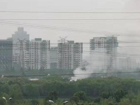 家住中海国际,入秋以来,整个小区弥漫着呛人味道