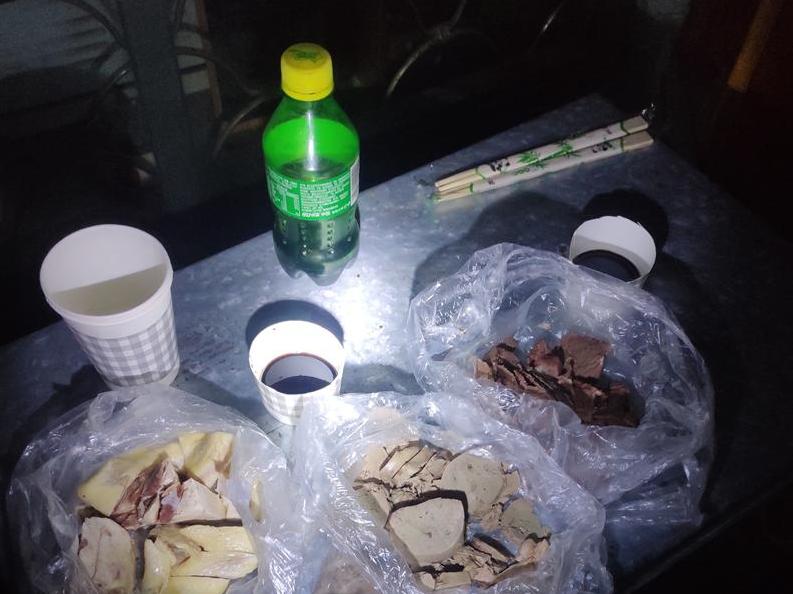 做生意不容易!凌晨这个广场的几个摊主用酒代早餐