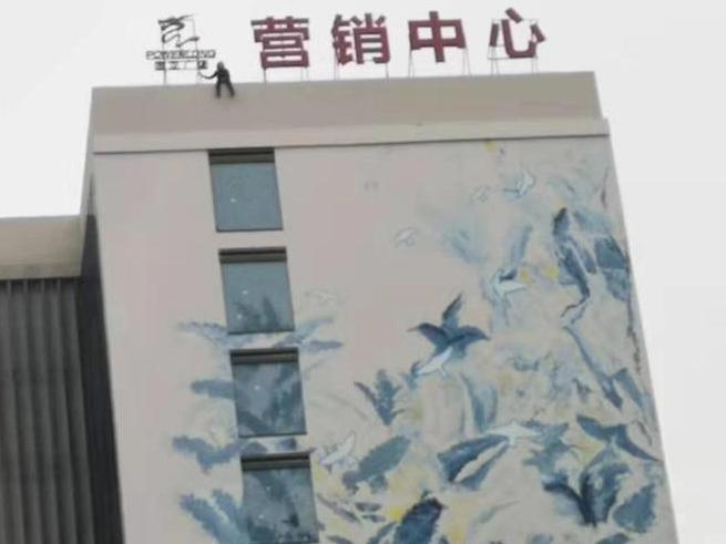 啥情况?要过年了,有人坐在鄞州宝龙广场楼顶