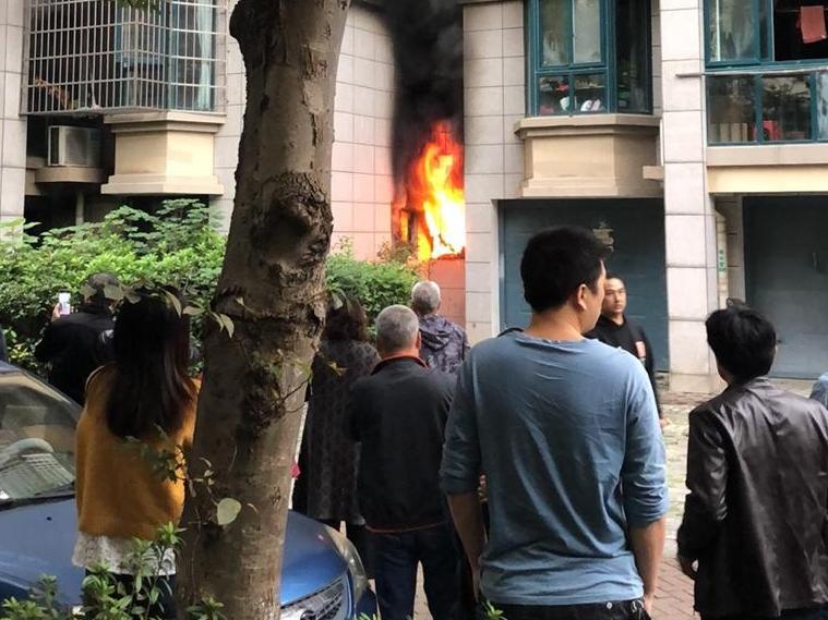 镇海这小区车库发生火灾,通道堵塞,还好有惊无险