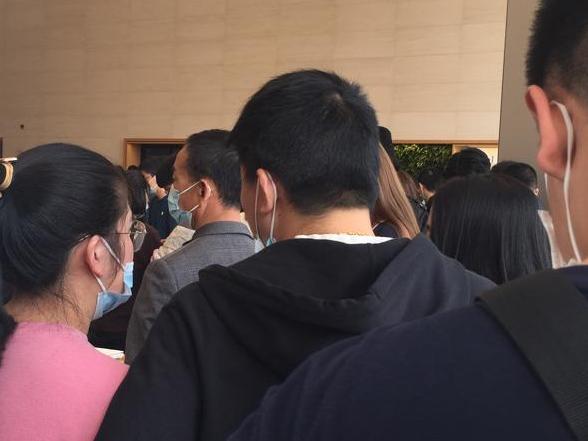 去趟天一,买个苹果,乌央央排队的人……
