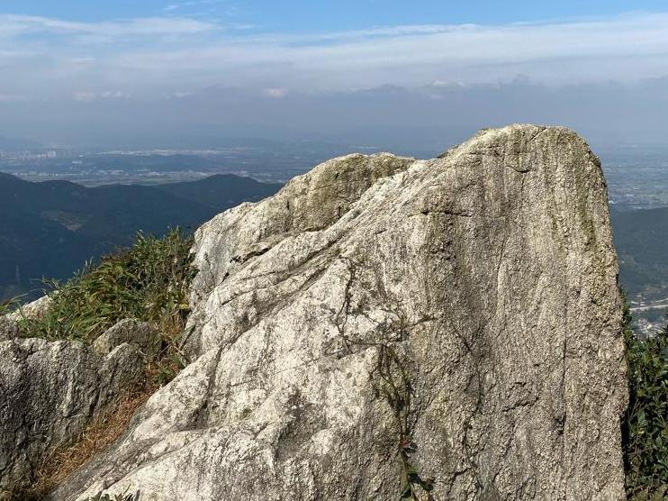 重阳节登高,在金峨山顶烧烤。团建吃的全是海鲜