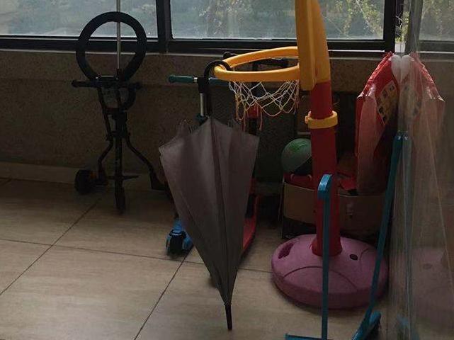 楼道竟变成了杂物间,没想到商品房也这么糟心!