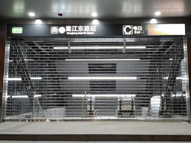 夜探地铁4号线嵩江东路站!地底灯火通明