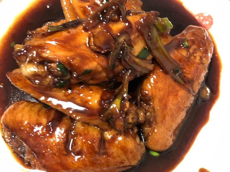 休息一天做几道私房菜。可乐鸡翅、泡椒牛蛙……