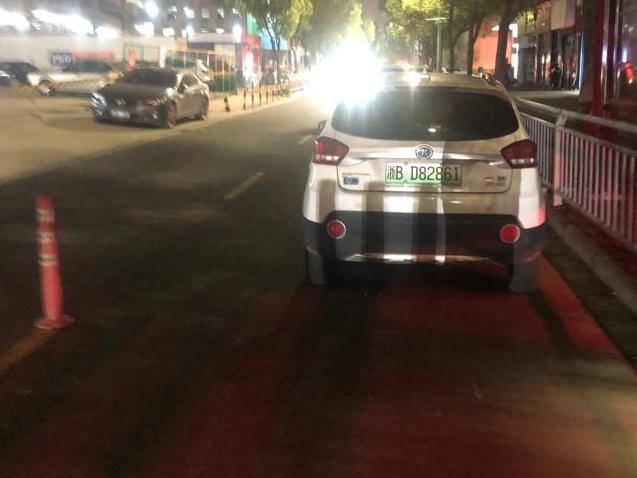 车主停的时候没看吗?这个位置完全堵住单侧的道路。