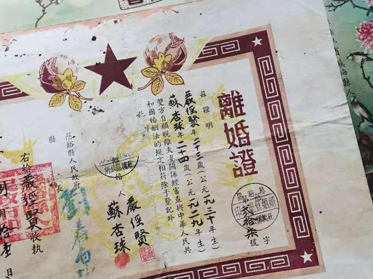 现在的结婚证什么设计元素都没有,看看以前