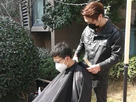“托尼老师”空降小区免费理发,我都快哭了