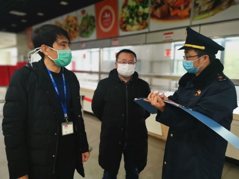 徐琪雄的“双肩挑”,一肩餐饮防控,一肩社区服务