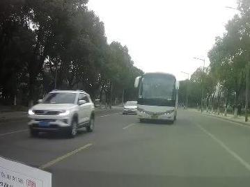 这样的行为怎么处理?好几辆车一起逆行,吓死我了