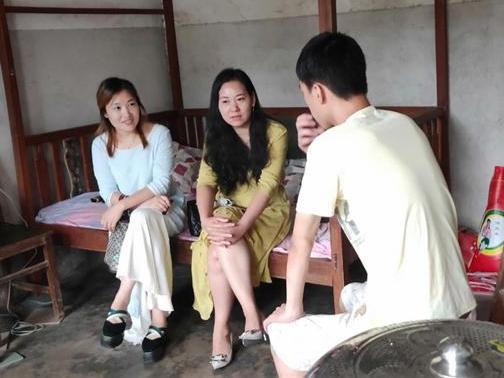 小学时是优等生,因家庭变故,离家出走。所幸…