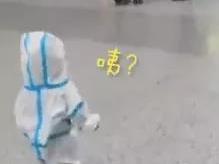 超可爱!1岁宝宝穿防护服坐火车, 路遇防疫人员对视瞬间萌化