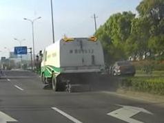 远观清扫车,误认为渣土车!微微的有些许讽刺啊