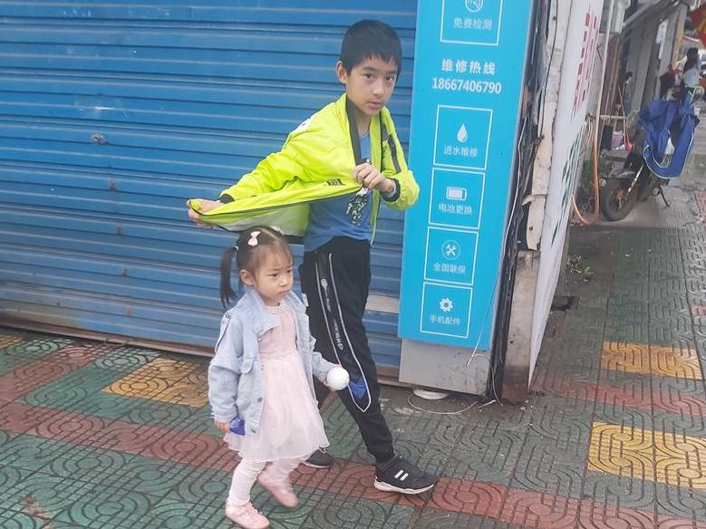 宁波的大雨让我见证有爱的瞬间,这个小哥哥太暖了!