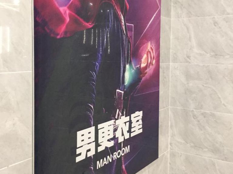 在健身房男浴室洗澡,看到一头秀发,以为自己走错