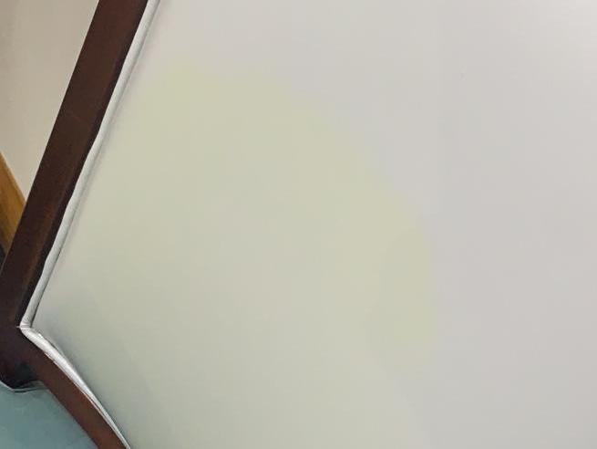 一年后,浅灰沙发变黄沙发。老板不认