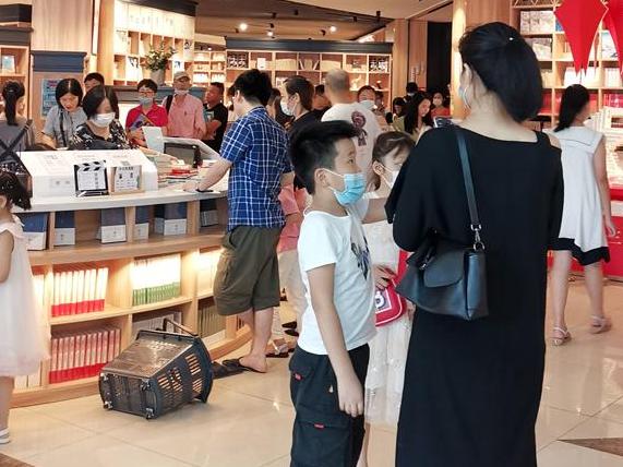 暑期到了,新华书店变成“菜场了”。