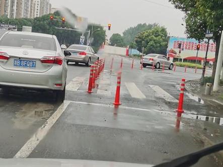 之前辅路可以直接右转,现通途路与剑兰路辅路拥堵!