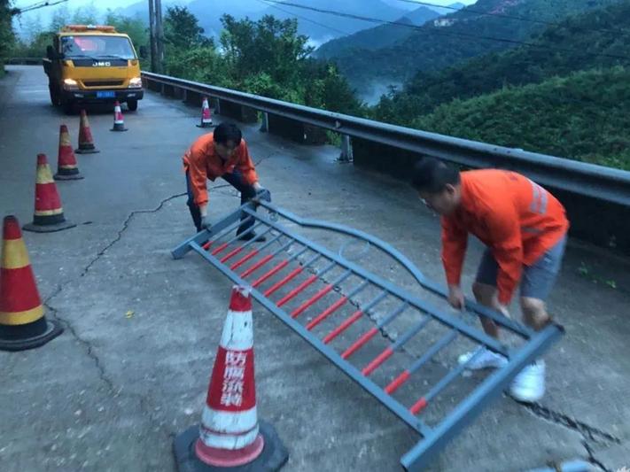 突发!受强降雨影响,海曙一山路路面现裂缝