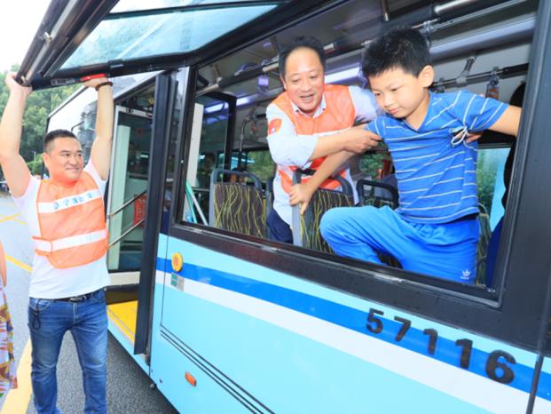 乘坐公交车遇到突发情况,该如何自救呢?