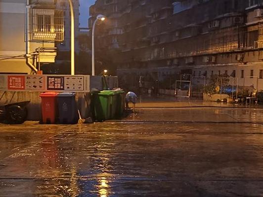 台风中,他们依然在坚持着“垃圾分类”!感谢他们!