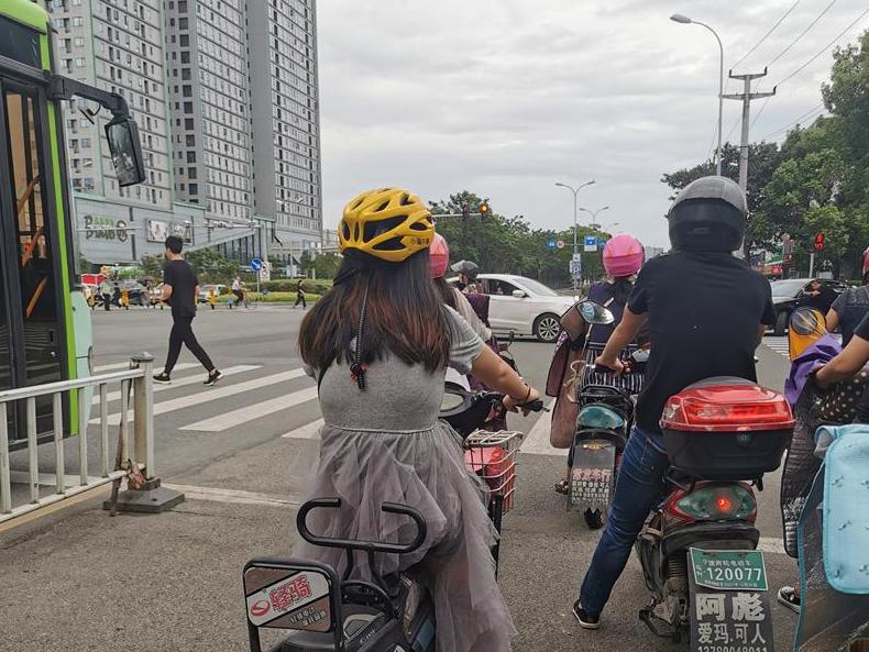 这位女士,头盔都买不起了吗?