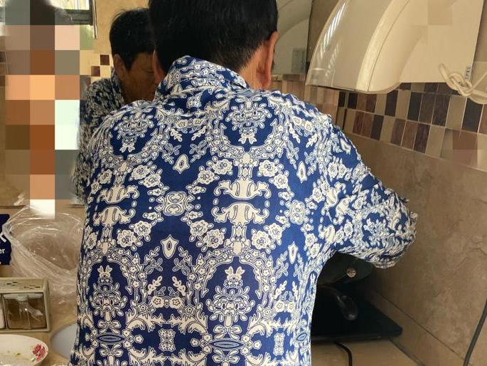 马园路的公厕里,闻到一股炒青椒的味道。好家伙…
