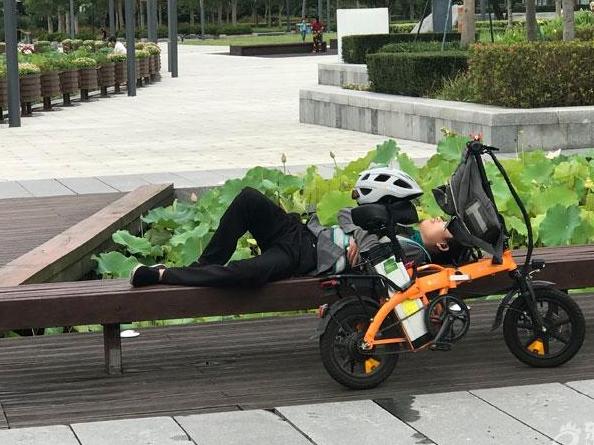 生活不易!这个代驾司机,莫非整晚都在这过夜吗?