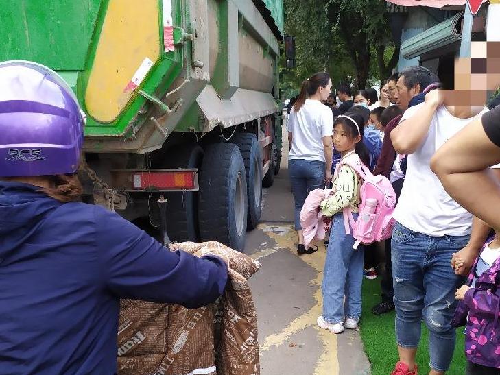 孩子在庄桥读小学,门口“马路杀手”太猖狂