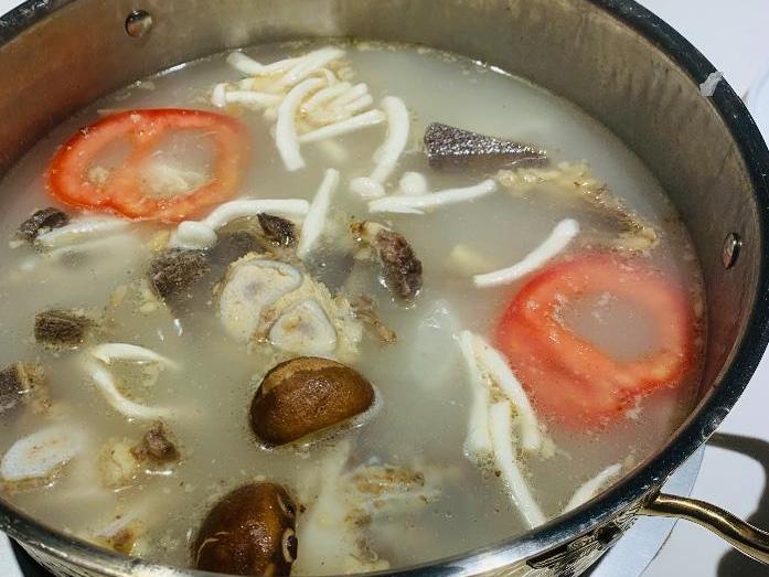 吃了个牛杂火锅,全程无服务员理睬,尽是骨头没有肉