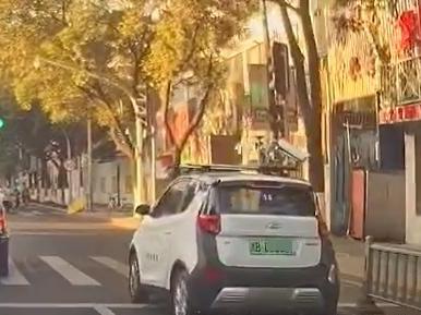 早高峰这样的龟速巡逻,收停车费的车,不犯规吗?