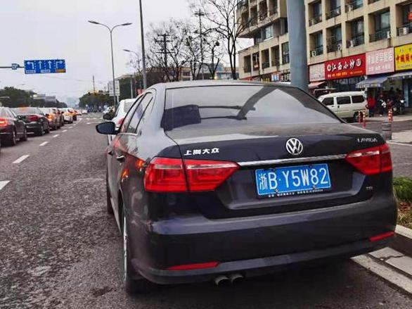 可恶!车停右转车道,司机若无其事走开
