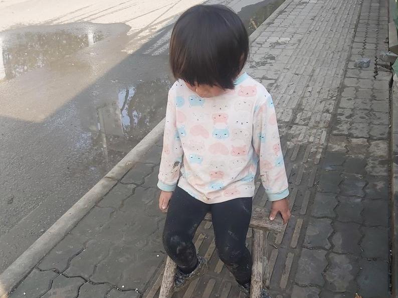 工地旁小女孩穿件内衣玩泥浆,她妈这么回我