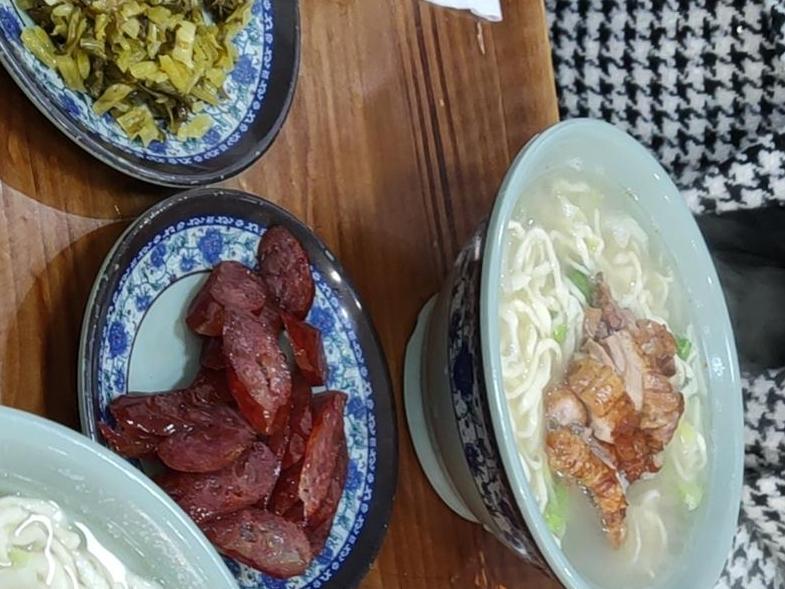 中午和新来女同事一起吃饭,我工作的时候她才五岁