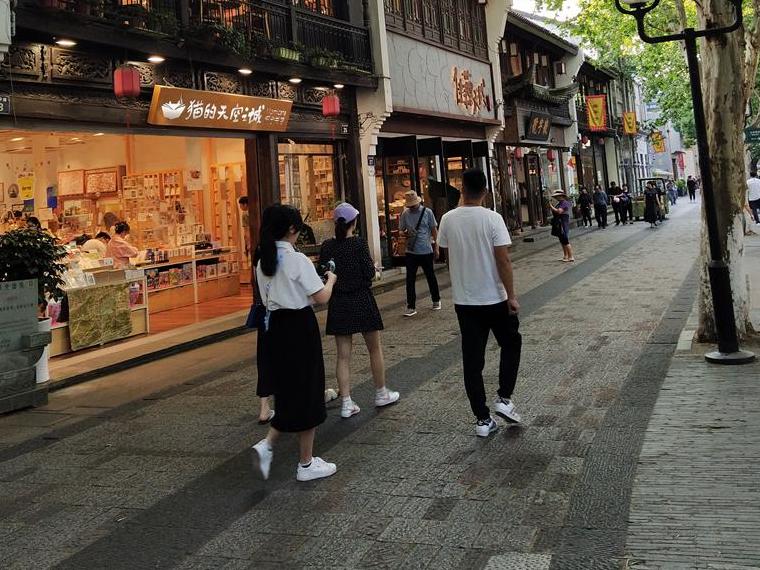 打卡南宋皇城小镇。似南塘老街但规模更大,觉得如何?