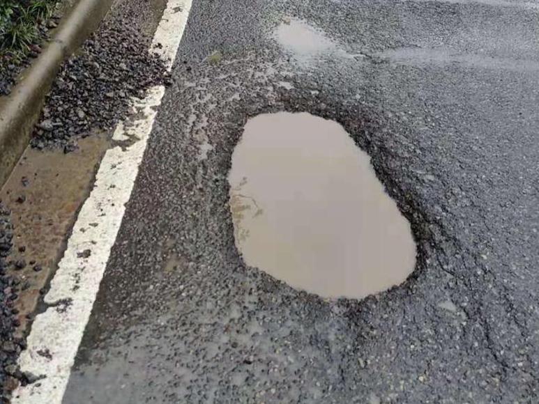 中招了!江南中路十多个坑,没避好车胎开口