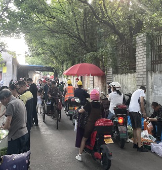 常洪隧道底下的桥洞，摆摊的小贩日益增多