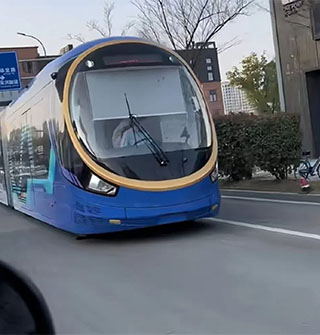 宁波街头的新式公交