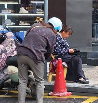 即将消失的记忆:宁波街头的织补女师傅！
