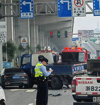 宁波一高架路口发生车祸