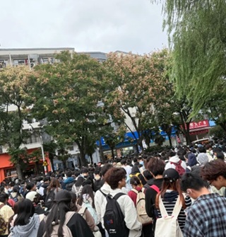 中午去宁大步行街，被挤得密不透风