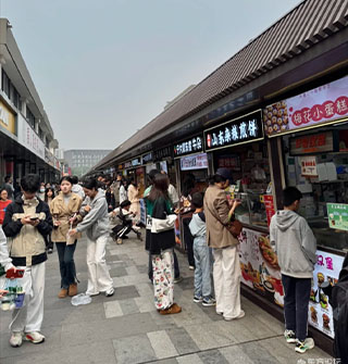 周末的宁大步行街人很多