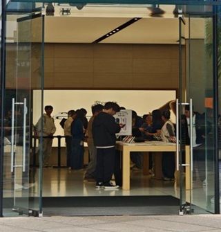 工作日天一苹果店还有这么多人，大家真热情